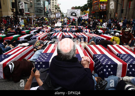 21. März 2009 marschiert - Hollywood, Kalifornien, USA - A große Anti-Kriegs-Protest unter der Leitung von Veteran-Aktivist-Autor RON KOVIC ("geboren am 4. Juli") durch die Straßen von Hollywood zum 6. Jahrestag der Invasion des Irak durch US-Truppen auf Samstag, 21. März 2009. (Kredit-Bild: © Chris Lee/ZUMA Press) Stockfoto