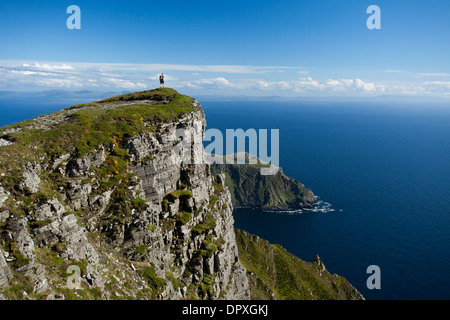 Walker mit Blick auf Bunglas aus nahe dem Gipfel des Slieve League, County Donegal, Irland. Stockfoto