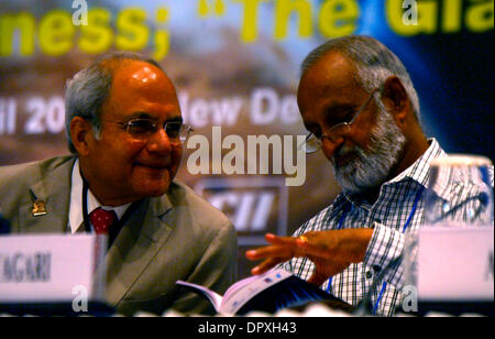 14. April 2009 - Neu-Delhi, Indien - Mission Director (Nano) DR. V. RAO AIYAGARI, links, spricht mit Chief Controller, Forschung und Entwicklung DIPANKAR BANERJEE am 4. Nano Technology Konklave 2009 auf "Nanotechnologie-Unternehmen: der Riese in Zwerge organisiert durch die Confederation of Indian Industry (CII). Das Ziel des Konklave wird zur Förderung der Zusammenarbeit in der Nanotechnologie durch Publ Stockfoto