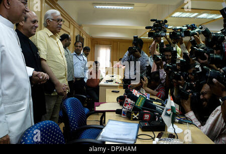 21. April 2009 - Neu-Delhi, Indien - der neue Chef Wahl Kommissar (CEC) von Indien NAVIN B CHAWLA, 2. von links, von anderen Wahl Kommissare auf einer Pressekonferenz flankiert. Chawla ist die erste CEC, inmitten einer Lok Sabha Wahlen im größten demokratischen Land zu übernehmen und bleibt als Wahl Hauptkommissar bis 29. Juli 2010. (Kredit-Bild: © M Lakshman / Stockfoto