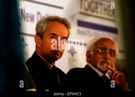 28. April 2009 - Neu-Delhi, Indien - Hochkommissar in Indien SIR RICHARD STAGG, links, zusammen mit Vizepräsident von Indien, HAMID ANSARI, hören Sie die Rede auf einer Konferenz über "Unternehmertum - eine Lösung für Jugendarbeitslosigkeit" Confederation of Indian Industry (CII) und Bharatiya Yuva Shakti Vertrauen (BYST). (Kredit-Bild: © M. Lakshman/ZUMA Press) Stockfoto