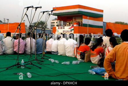 29. April 2009 - NCR (National Capital Region), Neu-Delhi, Indien - Kongress Fans hören Sie die Rede von Parteipräsident SONIA GANDHI während einer Wahlveranstaltung Kampagne.  Sonia Gandhi und ihrem politischen Rivalen Bharatiya Janata Partei (BJP) prime Minister Kandidat l.k. ADVANI unter den 1.567 Kandidaten sein, wird deren politische Schicksale werden Präsident des Kongresses beschlossen Morgen o Stockfoto