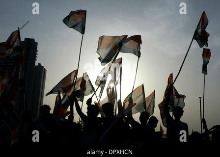 29. April 2009 - NCR (National Capital Region), Neu-Delhi, Indien - Kongress Unterstützer Welle der Indian Youth Congress Wohnungen während Parteipräsident SONIA GANDHI Kampagne Wahlveranstaltung.  Kongress-Präsident Sonia Gandhi und ihrem politischen Rivalen Bharatiya Janata Partei (BJP) prime Minister Kandidat l.k. ADVANI unter den 1.567 Kandidaten werden deren politische Schicksale Deci werden Stockfoto