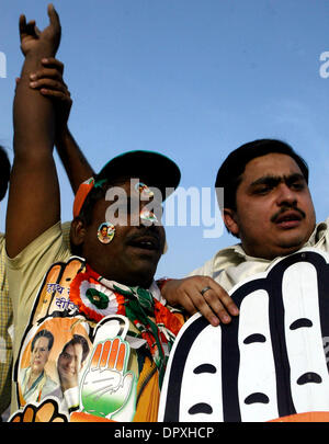 29. April 2009 - Neu-Delhi, schreit NCR (National Capital Region), Indien - A Kongress Unterstützer mit Partei Fahnen während Parteipräsident SONIA GANDHI Kampagne Wahlveranstaltung.  Kongress-Präsident Sonia Gandhi und ihrem politischen Rivalen Bharatiya Janata Partei (BJP) prime Minister Kandidat l.k. ADVANI unter den 1.567 Kandidaten werden deren politische Schicksale morgen entschieden wird Stockfoto