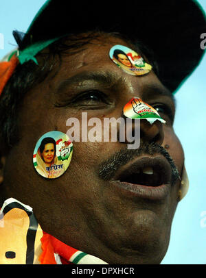 29. April 2009 - NCR (National Capital Region), Neu-Delhi, Indien - A Kongress Anhänger mit Symbol und Foto von Parteipräsident SONIA GANDHI, die Partei während einer Wahlveranstaltung Kampagne eingefügt.  Kongress-Präsident Sonia Gandhi und ihre politischen Rivalen Bharatiya Janata Partei (BJP) prime Minister Kandidat l.k. ADVANI unter den 1.567 Kandidaten werden deren politische Schicksale werden Stockfoto