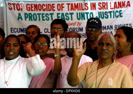 29. April 2009 - Neu-Delhi NCR (National Capital Region), schreien Indien - Aktivisten des ökumenischen Christian Forum für Menschenrechte Slogans gegen die Regierung von Sri Lanka, den Völkermord der tamilischen Zivilisten während einer Protestaktion zu stoppen. (Kredit-Bild: © M Lakshman/M. Lakshman/ZUMA Press) Stockfoto