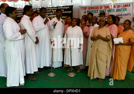 29. April 2009 - Neu-Delhi NCR (National Capital Region), schreien Indien - Aktivisten des ökumenischen Christian Forum für Menschenrechte Slogans gegen die Regierung von Sri Lanka, den Völkermord der tamilischen Zivilisten während einer Protestaktion zu stoppen. (Kredit-Bild: © M Lakshman/M. Lakshman/ZUMA Press) Stockfoto