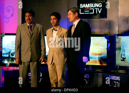 29. April 2009 - Neu-Delhi, NCR (National Capital Region), Indien - Präsident und Chief Executive Officer von Samsung Westasien Hauptsitz JUNG SOO SHIN, stellt rechts, zusammen mit Deputy Managing Director von Samsung Indien R.ZUTSHI, links, und Olympiasieger Shooter und Samsung Indiens Markenbotschafter ABHINAV BINDRA mit ihrer neu eingeführten LED HD-TV-Serie während einer Pressekonferenz Stockfoto