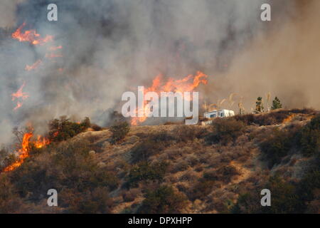 Glendora, Kalifornien, USA. 16. Januar 2014. Ein großes Lauffeuer brennt in den Hügeln oberhalb von Glendora außer Kontrolle. Feuerwehr, Hubschrauber und Flugzeuge aus vielen Ländern arbeiten, um das Feuer zu kontrollieren. Bildnachweis: Nicholas Burningham/Alamy Live-Nachrichten Stockfoto