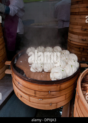 Knödel (gedämpfte Brötchen Xiaolongbao genannt) auf Lebensmittelmarkt in der Altstadt (Nanshi), Shanghai, China Shanghai Stockfoto