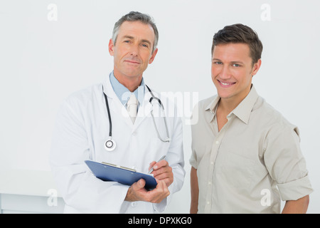 Arzt und Patient mit Berichten in Arztpraxis Stockfoto