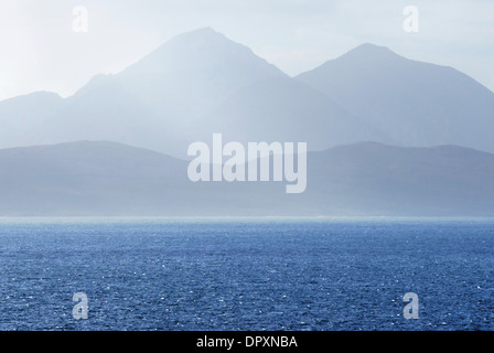 Blick auf Skye und Raasay über Loch Carron, den schottischen highlands Stockfoto