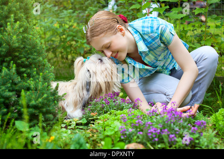 Junge Frau mit Lieblingshund. Stockfoto