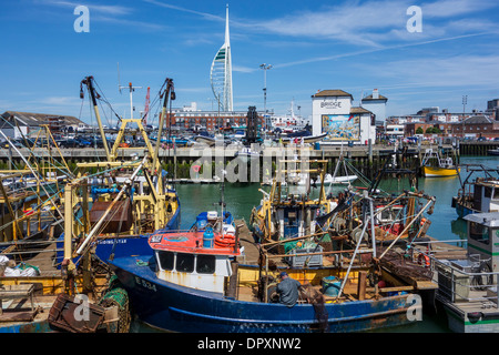 Portsmouth Harbour mit dem Spinnaker Tower im Hintergrund. Stockfoto