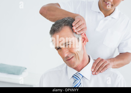 Männliche Chiropraktiker Hals Anpassung zu tun Stockfoto