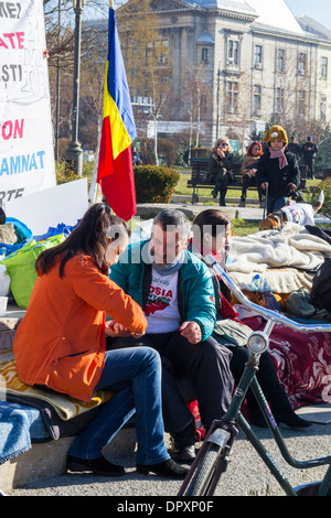 Anti-Fracking Demonstrant Alexandru Popescu empfangenden medizinischer Versorgung während der Hungerstreik in Bukarest, Universitätsplatz Stockfoto