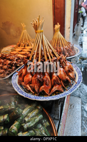 Gebratene Tauben auf Nahrung stall an Qibao Old Street in Minhang District, Shanghai, China Stockfoto