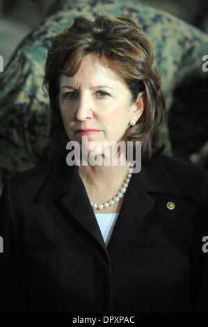 27. Februar 2009 - Camp Lejeune, North Carolina, USA - Vereinigte Staaten Senator KAY HAGAN (D -NC) mit den Medien spricht, bevor Präsident Obama mit US-Marines in Camp Lejeune Marine Corps Base nach Hause von der II. Marine Expeditionary Force besucht.  Präsident Obama kündigte seinen Irak Entzug Plan, mehr als 2.000 US-Marines anwesend.  (Kredit-Bild: © Jason Moore/ZUMA Press) Stockfoto