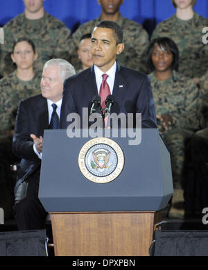 27. Februar 2009 besucht - Camp Lejeune, North Carolina, USA - Präsident BARACK OBAMA mit US-Marines in Camp Lejeune Marine Corps Base nach Hause von der II. Marine Expeditionary Force. Präsident Barack Obama kündigte seine Irak zurückziehen bis 2011 auf mehr als 2.000 US-Marines anwesend. (Kredit-Bild: © Jason Moore/ZUMA Press) Stockfoto