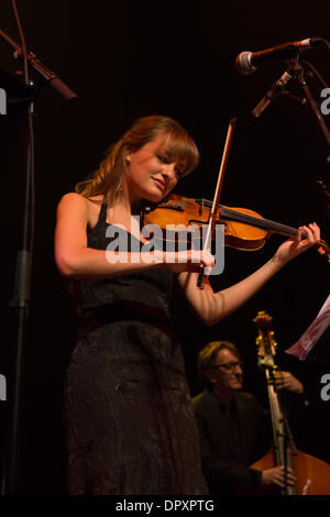 Glasgow, Schottland. 16. Januar 2014. Nicola Benedetti, schottischer klassischer Geiger durchgeführt mit Aly Bain und Phil Cunningham Celtic Verbindungen Eröffnung Konzert 2014.  Sie besuchte Yhudi Menuhin School of Music, BBC Young Musician of the Year 2004.  Durchgeführt mit dem Scottish National Orchestra, Royal Philharmonic Orchestra, der Proms, London Symphony Orchestra, Credit: Pauline Keightley/Alamy Live News Stockfoto