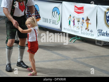 Mädchen tanzen mit Mann in Lederhosen auf dem Oktoberfest Stockfoto