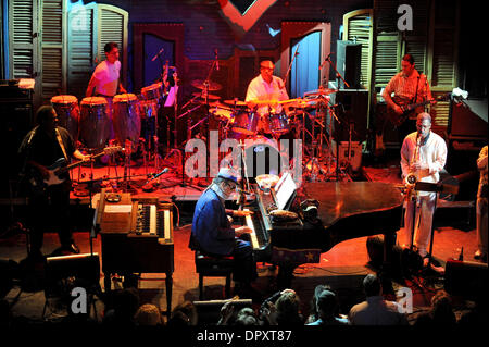 1. Mai 2009 führt - New Orleans, Louisiana, USA - Musiker DR. JOHN live als seine 2009 Tour macht, die Halt in das House of Blues im French Quarter von New Orleans gelegen. (Kredit-Bild: © Jason Moore/ZUMA Press) Stockfoto