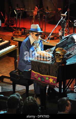 1. Mai 2009 führt - New Orleans, Louisiana, USA - Musiker DR. JOHN live als seine 2009 Tour macht, die Halt in das House of Blues im French Quarter von New Orleans gelegen. (Kredit-Bild: © Jason Moore/ZUMA Press) Stockfoto