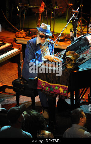 1. Mai 2009 führt - New Orleans, Louisiana, USA - Musiker DR. JOHN live als seine 2009 Tour macht, die Halt in das House of Blues im French Quarter von New Orleans gelegen. (Kredit-Bild: © Jason Moore/ZUMA Press) Stockfoto