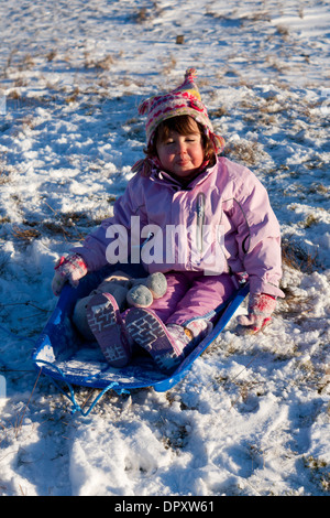 Junges Kind auf Schlitten Stockfoto