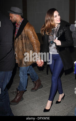 London, UK. 16. Januar 2014. Kelly Brook in der Londoner O2 - mit Freund David McIntosh - nach dem Ausscheiden aus der Einführung der Brooklyn Bowl, London am 16. Januar 2014 gesehen Foto von Keith Mayhew/Alamy Live News Stockfoto