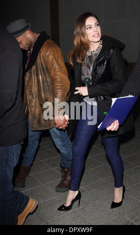 London, UK. 16. Januar 2014. Kelly Brook in der Londoner O2 - mit Freund David McIntosh - nach dem Ausscheiden aus der Einführung der Brooklyn Bowl, London am 16. Januar 2014 gesehen Foto von Keith Mayhew/Alamy Live News Stockfoto