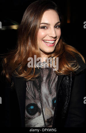 London, UK. 16. Januar 2014. Kelly Brook in der Londoner O2 - mit Freund David McIntosh - nach dem Ausscheiden aus der Einführung der Brooklyn Bowl, London am 16. Januar 2014 gesehen Foto von Keith Mayhew/Alamy Live News Stockfoto