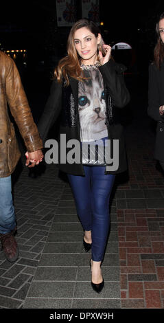 London, UK. 16. Januar 2014. Kelly Brook in der Londoner O2 - mit Freund David McIntosh - nach dem Ausscheiden aus der Einführung der Brooklyn Bowl, London am 16. Januar 2014 gesehen Foto von Keith Mayhew/Alamy Live News Stockfoto