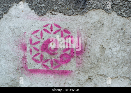 Schablone auf Wand Stockfoto