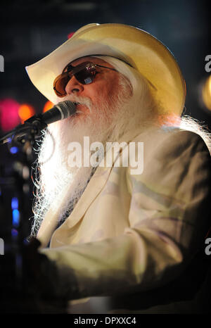 29. Januar 2009 tritt - Raleigh, North Carolina, USA - legendäre Musiker LEON RUSSELL als seine 2009 Tour macht, die ein Stopp an der Lincoln-Theater befindet sich in der Innenstadt von Raleigh. (Kredit-Bild: © Jason Moore/ZUMA Press) Stockfoto