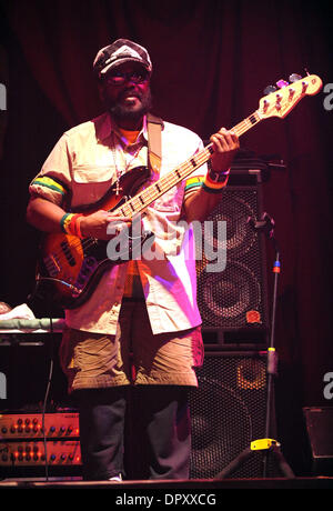 30. Januar 2009 hält - Myrtle Beach, South Carolina, USA - Bass-Gitarrist ASTON FRANCIS BARRETT aka FAMILIENVATER der Band, die The Wailers live als ihre 2009-Exodus-Tour führt, in das House of Blues. (Kredit-Bild: © Jason Moore/ZUMA Press) Stockfoto