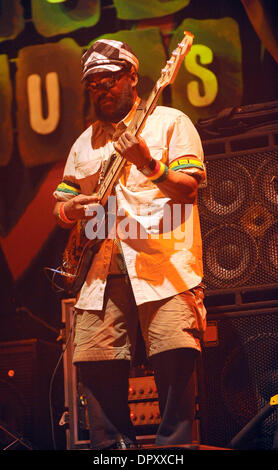 30. Januar 2009 hält - Myrtle Beach, South Carolina, USA - Bass-Gitarrist ASTON FRANCIS BARRETT aka FAMILIENVATER der Band, die The Wailers live als ihre 2009-Exodus-Tour führt, in das House of Blues. (Kredit-Bild: © Jason Moore/ZUMA Press) Stockfoto