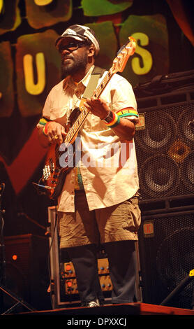 30. Januar 2009 hält - Myrtle Beach, South Carolina, USA - Bass-Gitarrist ASTON FRANCIS BARRETT aka FAMILIENVATER der Band, die The Wailers live als ihre 2009-Exodus-Tour führt, in das House of Blues. (Kredit-Bild: © Jason Moore/ZUMA Press) Stockfoto