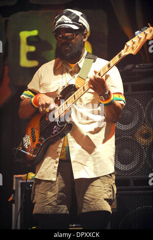 30. Januar 2009 hält - Myrtle Beach, South Carolina, USA - Bass-Gitarrist ASTON FRANCIS BARRETT aka FAMILIENVATER der Band, die The Wailers live als ihre 2009-Exodus-Tour führt, in das House of Blues. (Kredit-Bild: © Jason Moore/ZUMA Press) Stockfoto