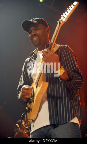 30. Januar 2009 hält - Myrtle Beach, South Carolina, USA - Gitarrist KEITH STERLING der Band, die The Wailers live als ihre 2009-Exodus-Tour führt, in das House of Blues. (Kredit-Bild: © Jason Moore/ZUMA Press) Stockfoto