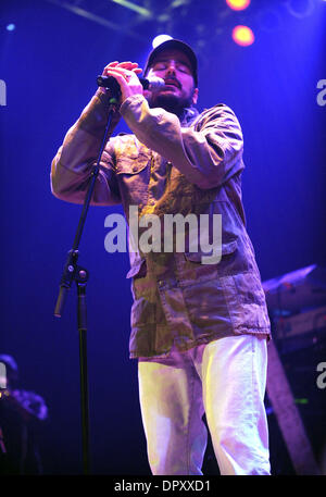 30. Januar 2009 hält - Myrtle Beach, South Carolina, USA - Sänger ELAN ATIAS der Band, die The Wailers live als ihre 2009-Exodus-Tour führt, in das House of Blues. (Kredit-Bild: © Jason Moore/ZUMA Press) Stockfoto