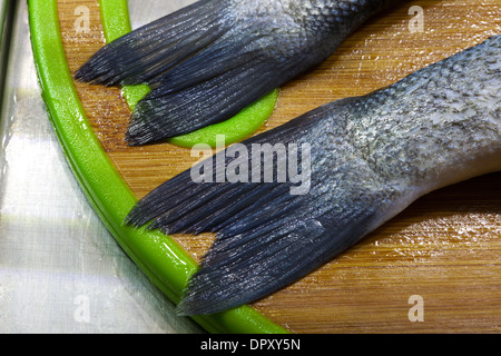 Fischschwänzen zu kochen. Stockfoto