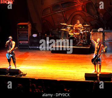 28. April 2009 - Myrtle Beach, South Carolina, USA - (L-R) Gitarrist KALEO WASSERMAN, Drummer YESOD WILLIAMS und Bass-Gitarrist BRET BOLLINGER Band Pfeffer als ihre 2009 Tour macht, die Halt in das House of Blues in Myrtle Beach befindet sich, Leben führt. (Kredit-Bild: © Jason Moore/ZUMA Press) Stockfoto