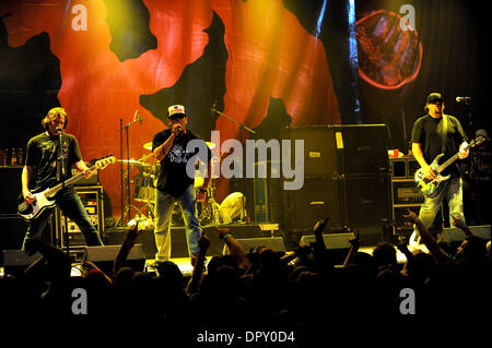 28. April 2009 durchführen - Myrtle Beach, South Carolina, USA - Musiker der Band PENNYWISE live als ihre Tour 2009 macht, die ein Stopp im House of Blues in Myrtle Beach entfernt. (Kredit-Bild: © Jason Moore/ZUMA Press) Stockfoto