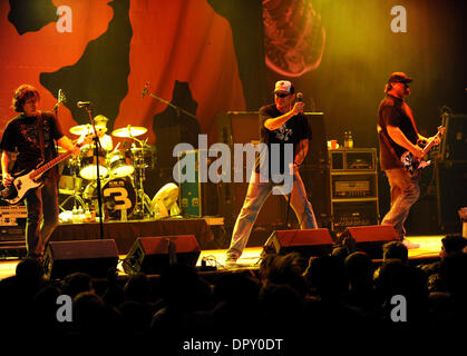 28. April 2009 durchführen - Myrtle Beach, South Carolina, USA - Musiker der Band PENNYWISE live als ihre Tour 2009 macht, die ein Stopp im House of Blues in Myrtle Beach entfernt. (Kredit-Bild: © Jason Moore/ZUMA Press) Stockfoto