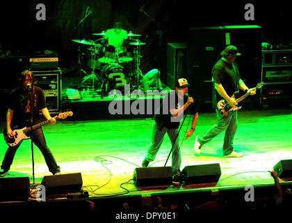 28. April 2009 durchführen - Myrtle Beach, South Carolina, USA - Musiker der Band PENNYWISE live als ihre Tour 2009 macht, die ein Stopp im House of Blues in Myrtle Beach entfernt. (Kredit-Bild: © Jason Moore/ZUMA Press) Stockfoto