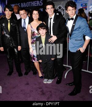 Joe Jonas, Kevin Jonas Sr., Denise Jonas, Frankie Jonas, Kevin Jonas und Nick Jonas während Jonas Brothers den 3D KONZERTERLEBNIS, am El Capitan Theatre, am 24. Februar 2009, in Los Angeles statt... Foto: Michael Germana / Superstar Bilder - Globe Photos.K61095MGE. (Kredit-Bild: © Michael Germana/Globe Photos/ZUMAPRESS.com) Stockfoto