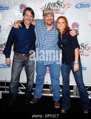 Jeff Foxworthy, Larry the Cable Guy und Cara Whitney während der Comedy Central Roast von LARRY THE CABLE GUY, im Warner-Bros.-Studio-Menge, am 1. März 2009, in Burbank, Kalifornien statt... Foto: Michael Germana - Globe Photos.K61110MGE (Kredit-Bild: © Michael Germana/Globe Photos/ZUMAPRESS.com) Stockfoto