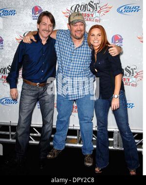Jeff Foxworthy, Larry the Cable Guy und Cara Whitney während der Comedy Central Roast von LARRY THE CABLE GUY, im Warner-Bros.-Studio-Menge, am 1. März 2009, in Burbank, Kalifornien statt... Foto: Michael Germana - Globe Photos.K61110MGE (Kredit-Bild: © Michael Germana/Globe Photos/ZUMAPRESS.com) Stockfoto
