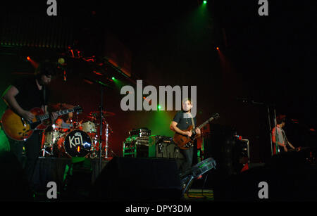 27. April 2009 - Norfolk, Virginia, USA - NEW ROCK REVOLUTION Band und Grammy-Preisträger, KINGS OF LEON am konstante Center der Old Dominion University in Norfolk. (Kredit-Bild: © Jeff Moore/ZUMA Press) Stockfoto